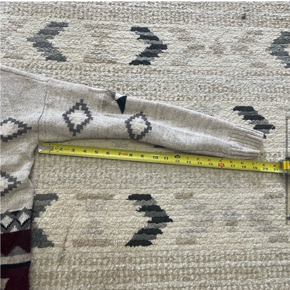 American Eagle Beige & Maroon Aztec Sweater Women size Medium - Picture 4 of 6